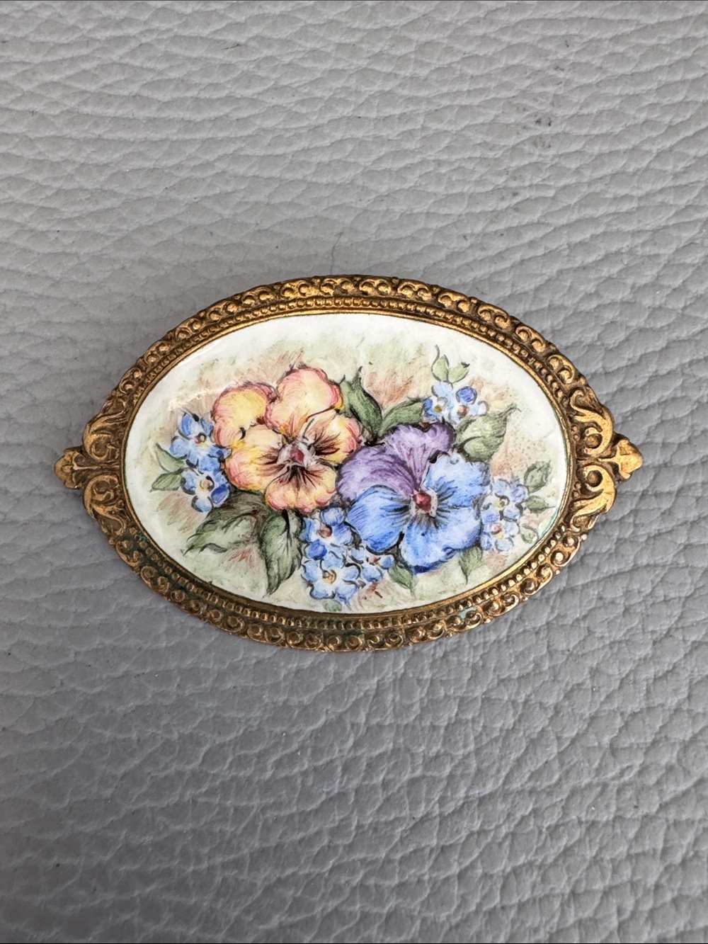 HAND PAINTED PURPLE YELLOW PANSIES FLORAL FLOWERS BRASS FRAME BROOCH PIN